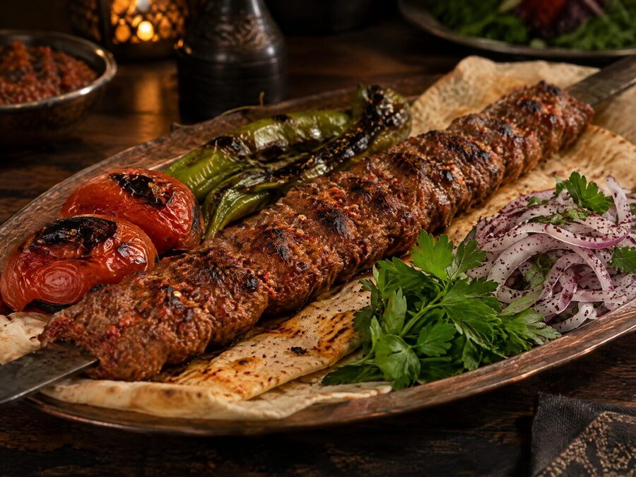 Brocheta de kebab Adana a la parrilla