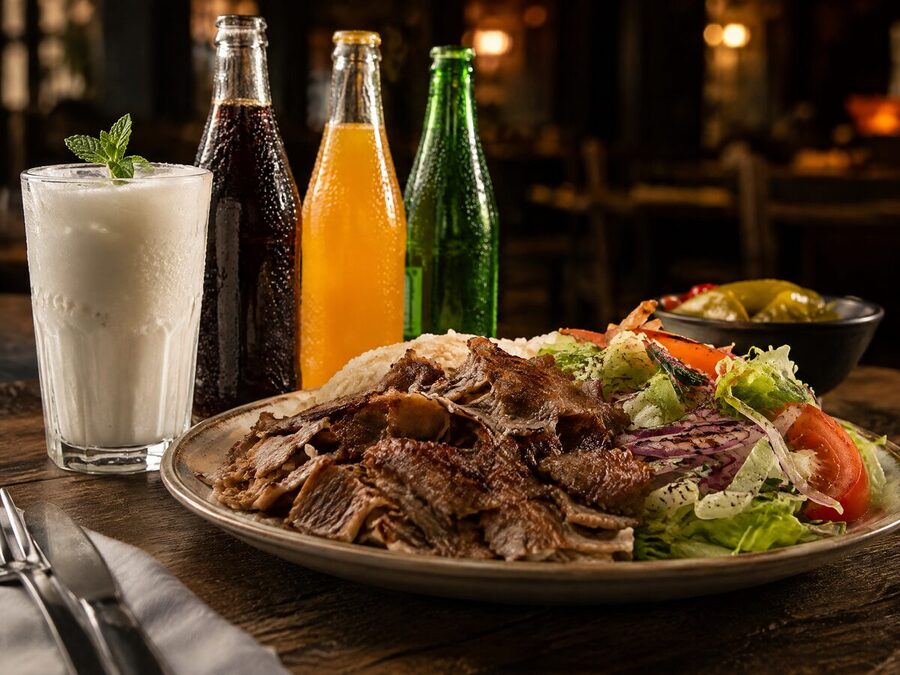 Ayran y refrescos junto a un plato de döner